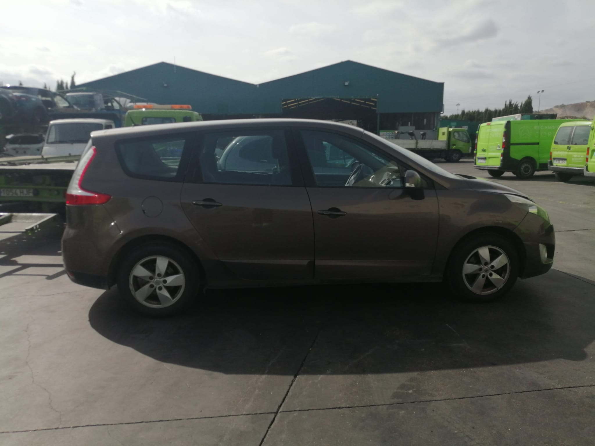 RENAULT Scenic 3 generation (2009-2015) задний правый суппорт 440013546R 18527360