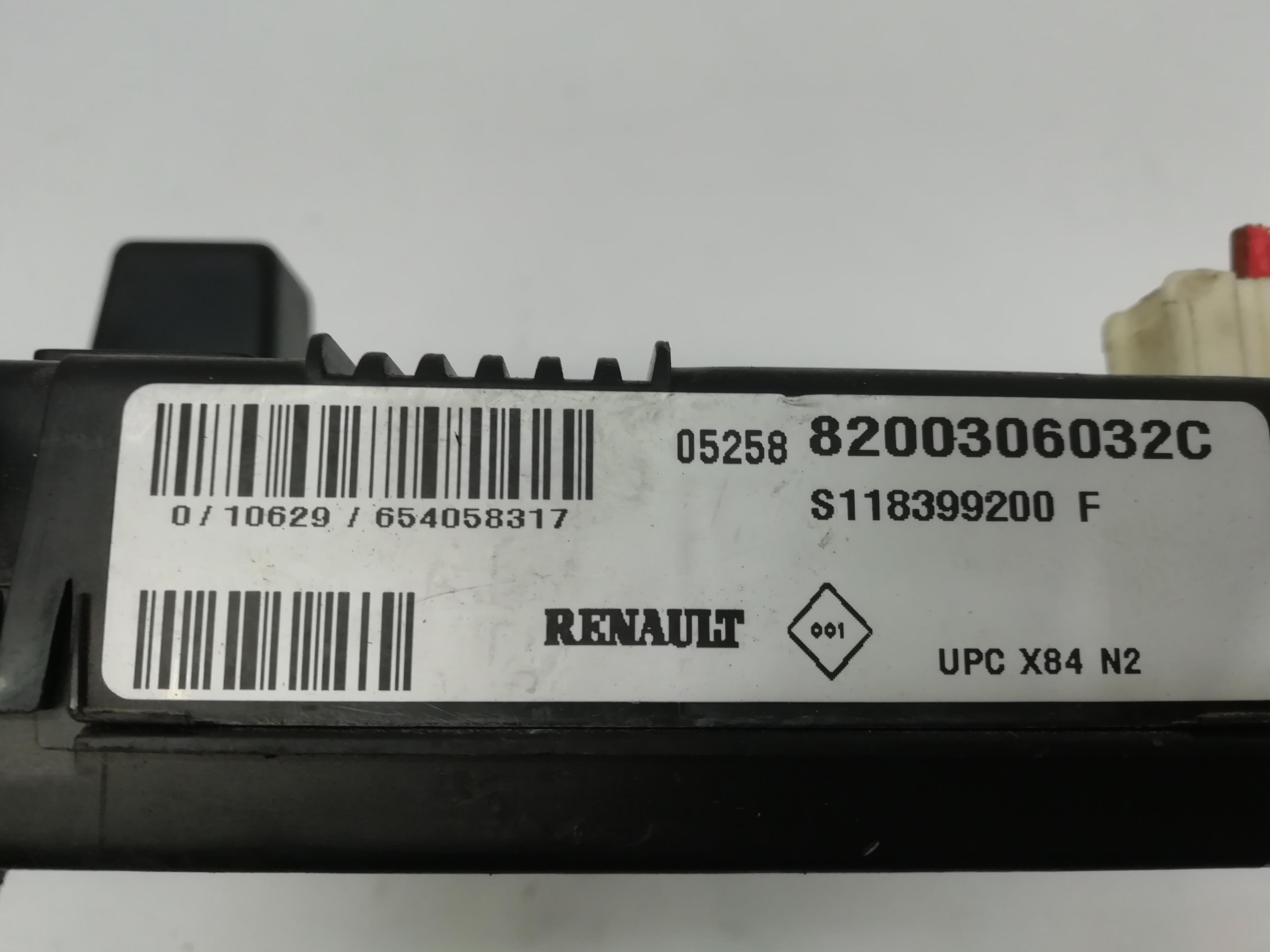 RENAULT Scenic 2 generation (2003-2010) Fuse Box 8200306032, 8200306032C, S118399200F 24026404