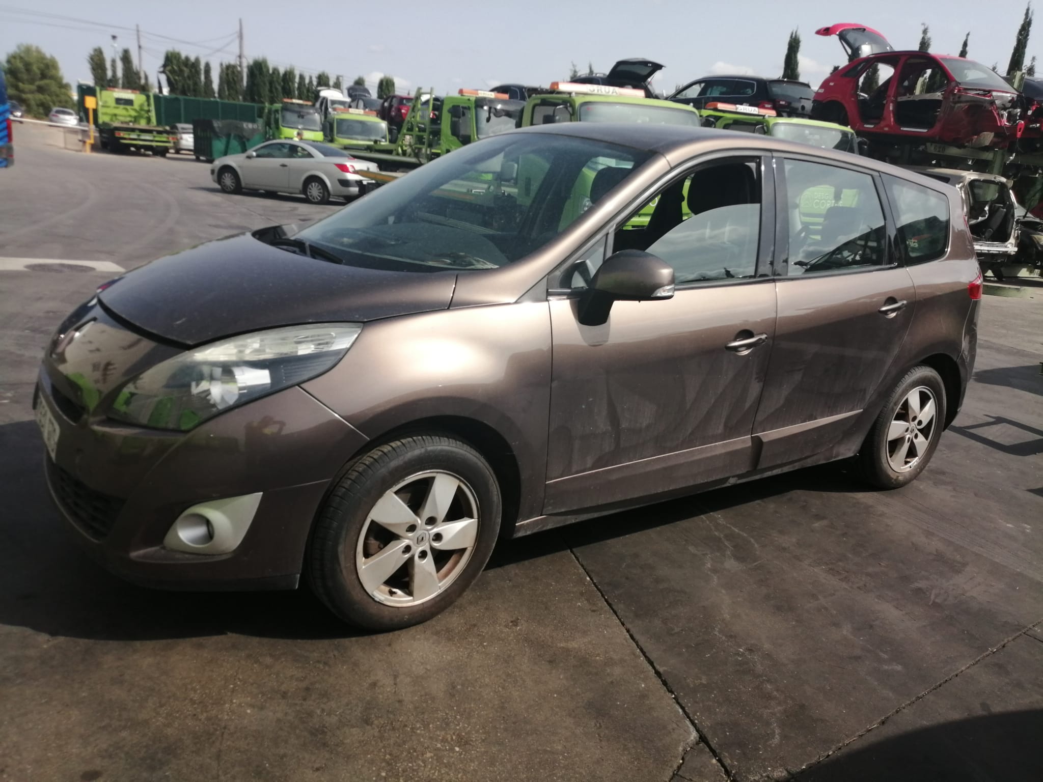 RENAULT Scenic 3 generation (2009-2015) задний правый суппорт 440013546R 18527360