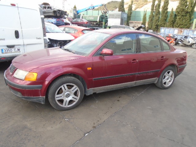 VOLKSWAGEN Passat B5 (1996-2005) Передняя правая дверь 3B4831052BE 18495129