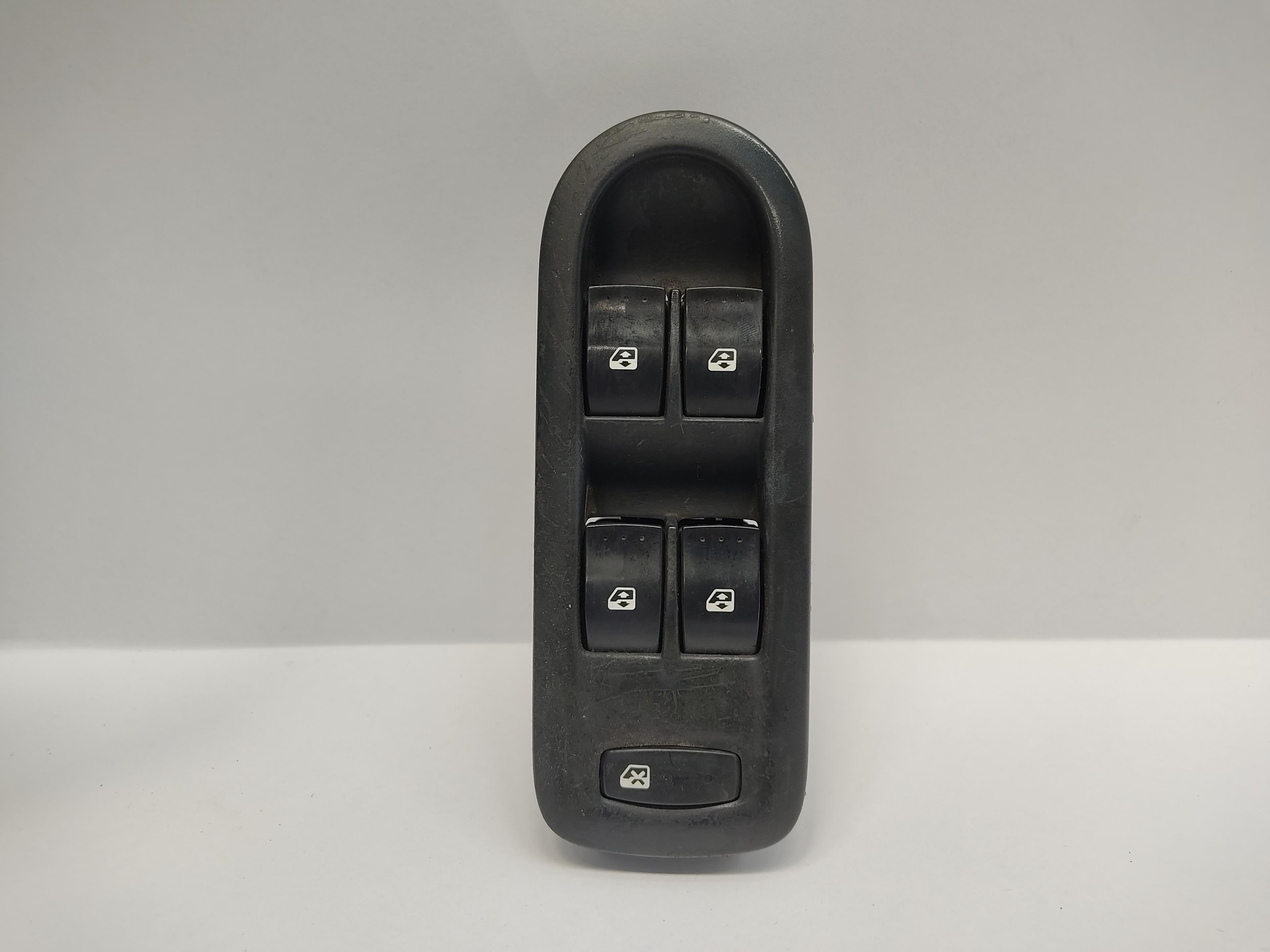 HYUNDAI Scenic 2 generation (2003-2010) Front Left Door Window Switch 8200315042 25058664