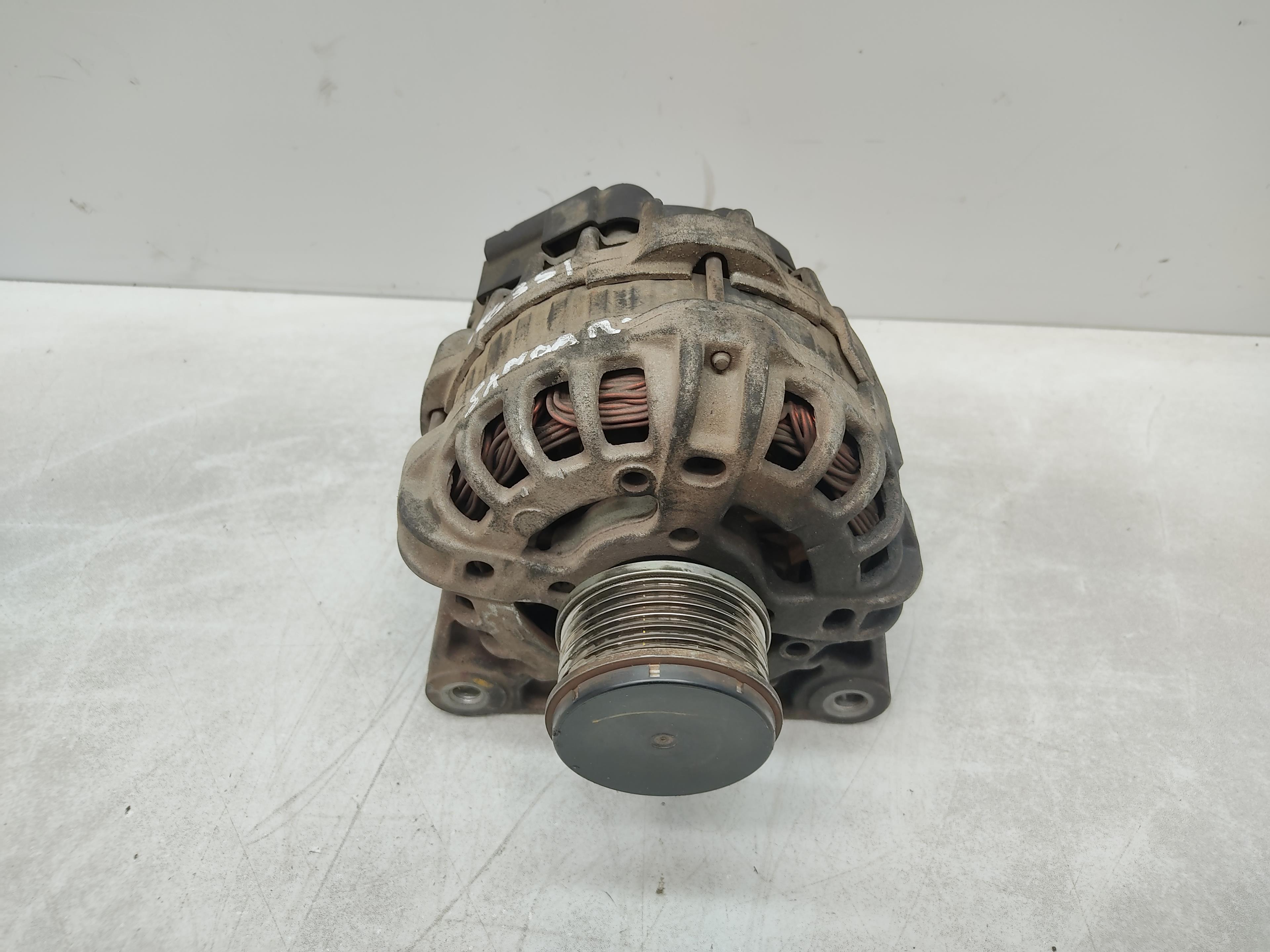 DACIA Sandero 2 generation (2013-2020) Alternator 231002949R 24907720