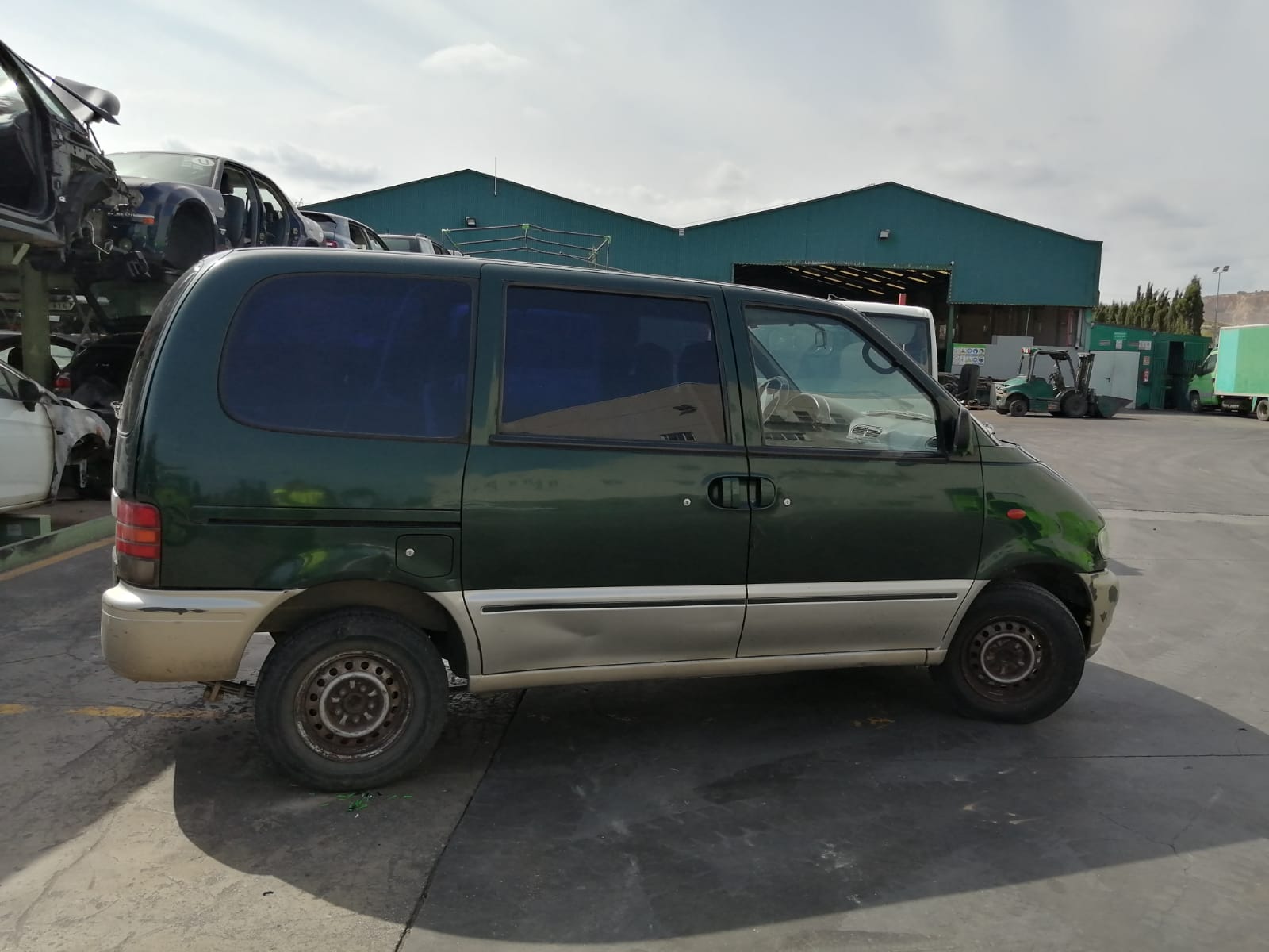 NISSAN Serena 1 generation (1991-2002) Moteur de lève-vitre de porte avant gauche 0130821720 18509887