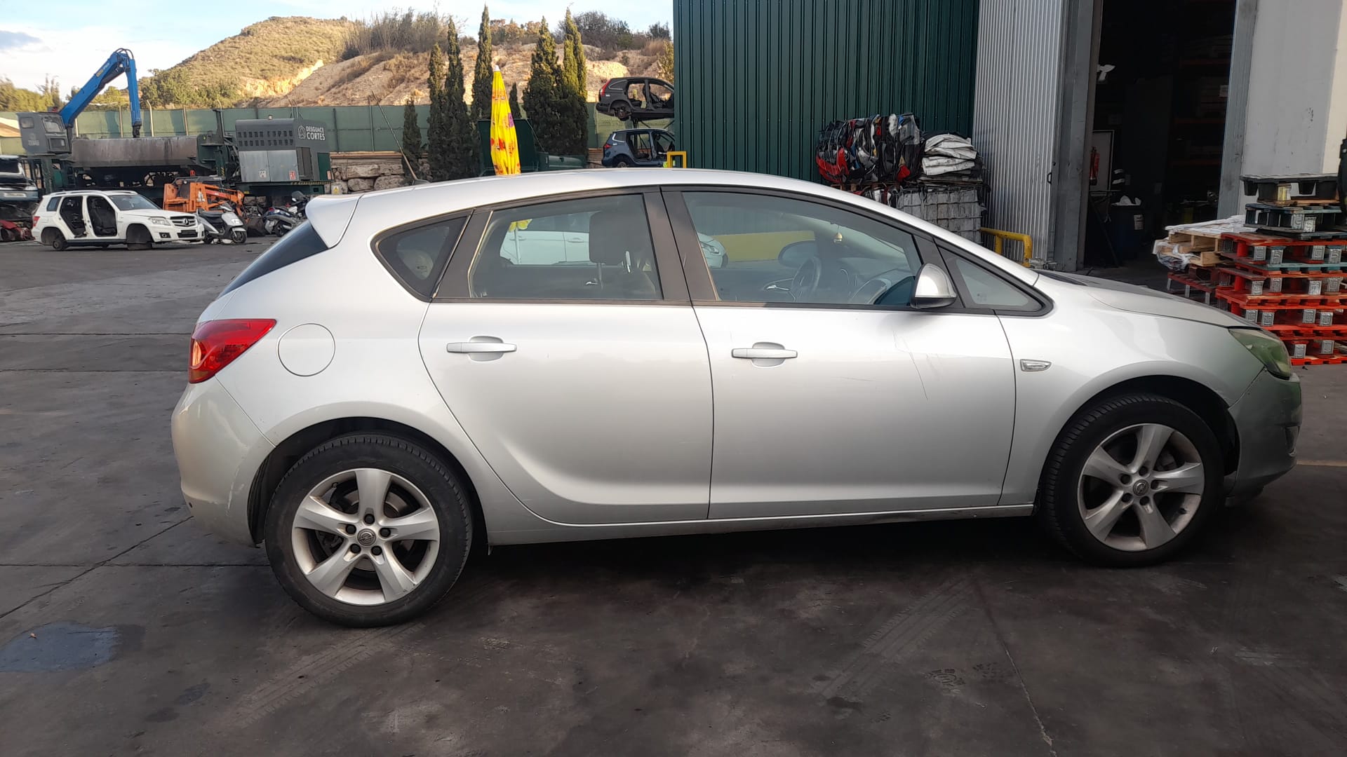 OPEL Astra J (2009-2020) Заден рафт за пакети 2345268, 13292208 20356398