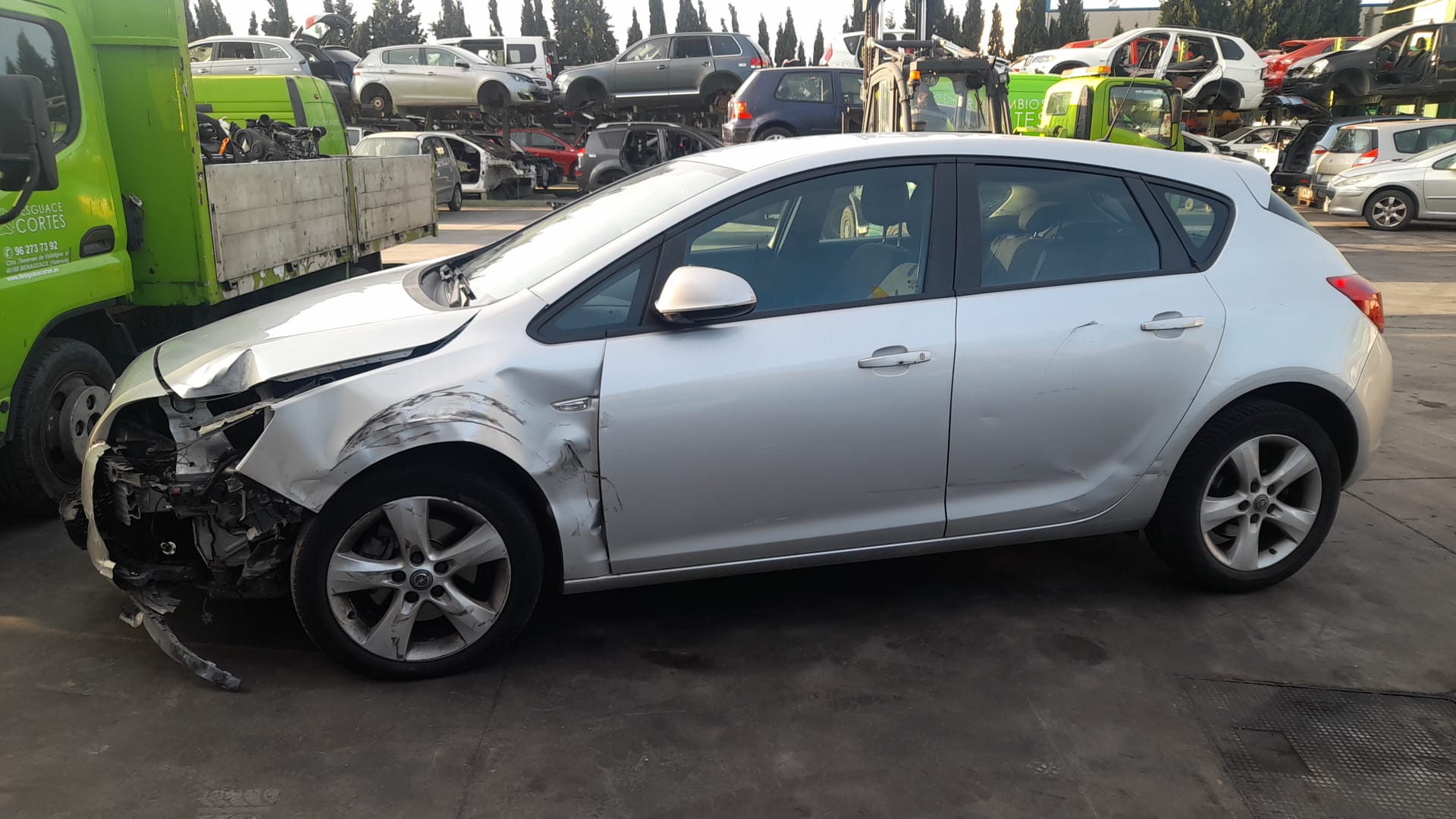 OPEL Astra J (2009-2020) Заден рафт за пакети 2345268, 13292208 20356398