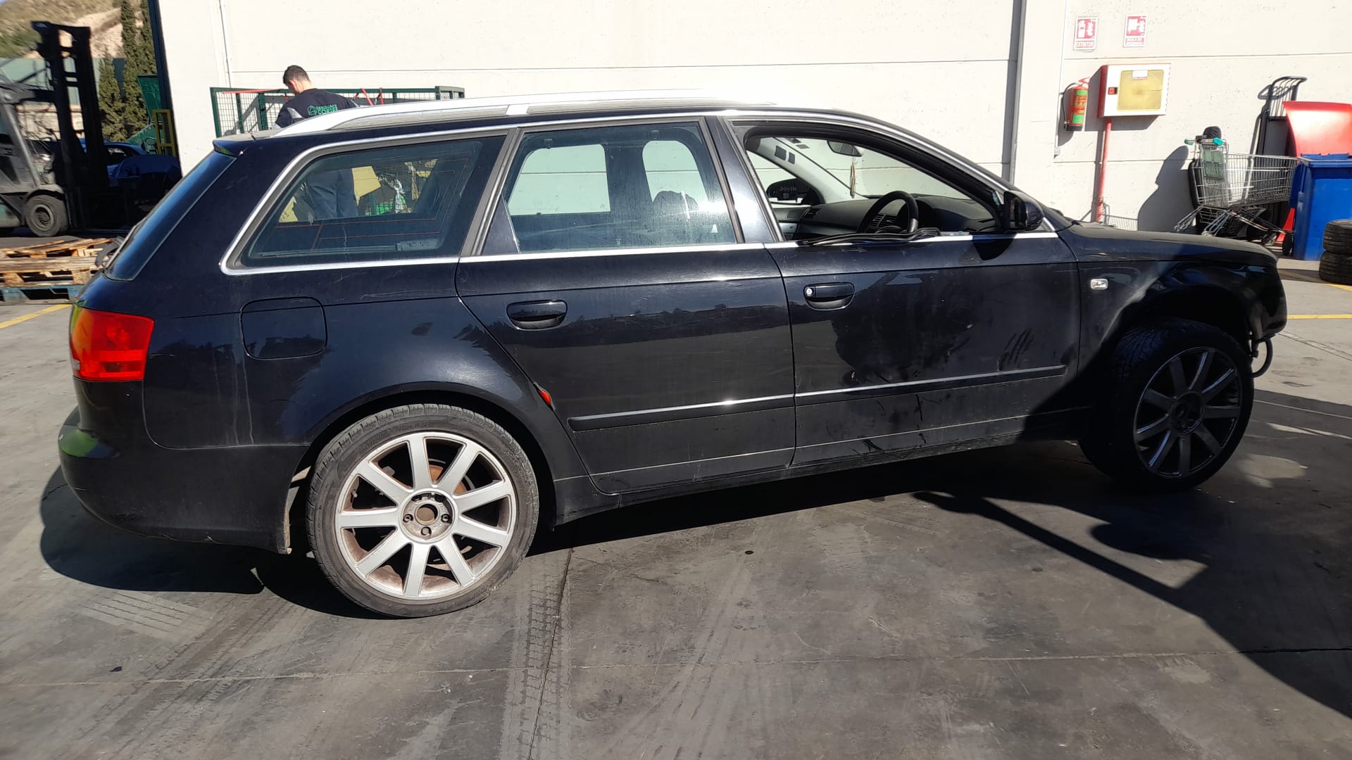 AUDI A4 B7/8E (2004-2008) Aizmugurējās kreisās durvis 8E0833051J 18665171