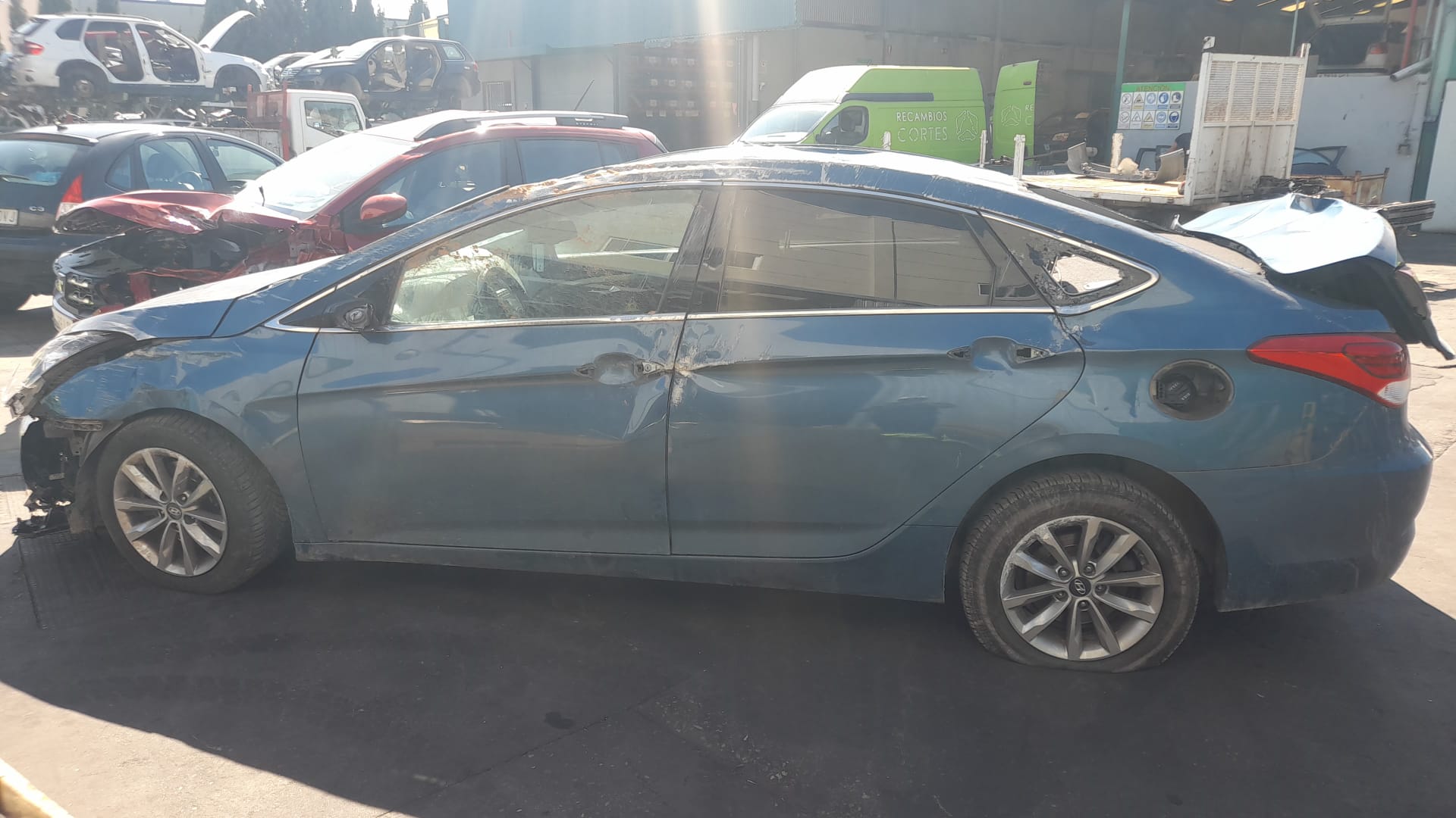 HYUNDAI i40 VF (1 generation) (2011-2020) Πλήμνη μπροστινού αριστερού τροχού 517153Z700 24010297