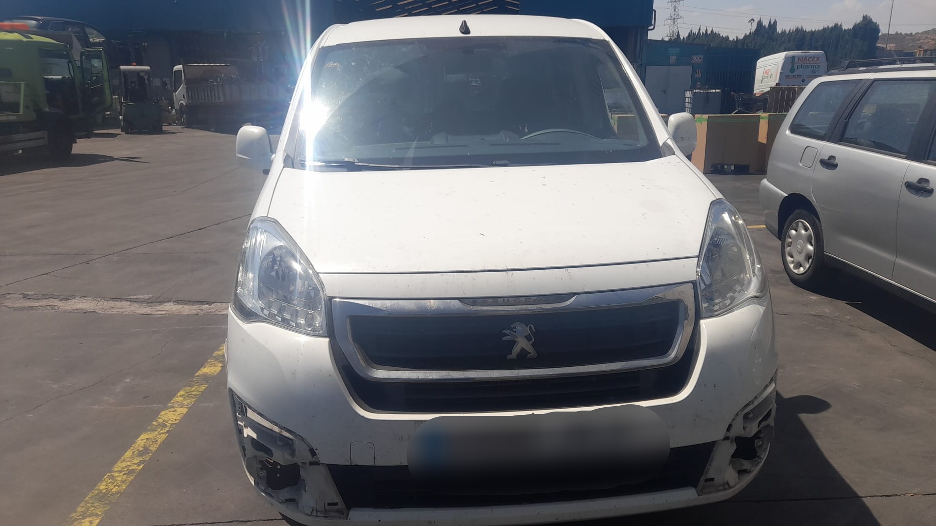 PEUGEOT Partner 2 generation (2008-2023) Baklykt på venstre side 9820436980 25221238