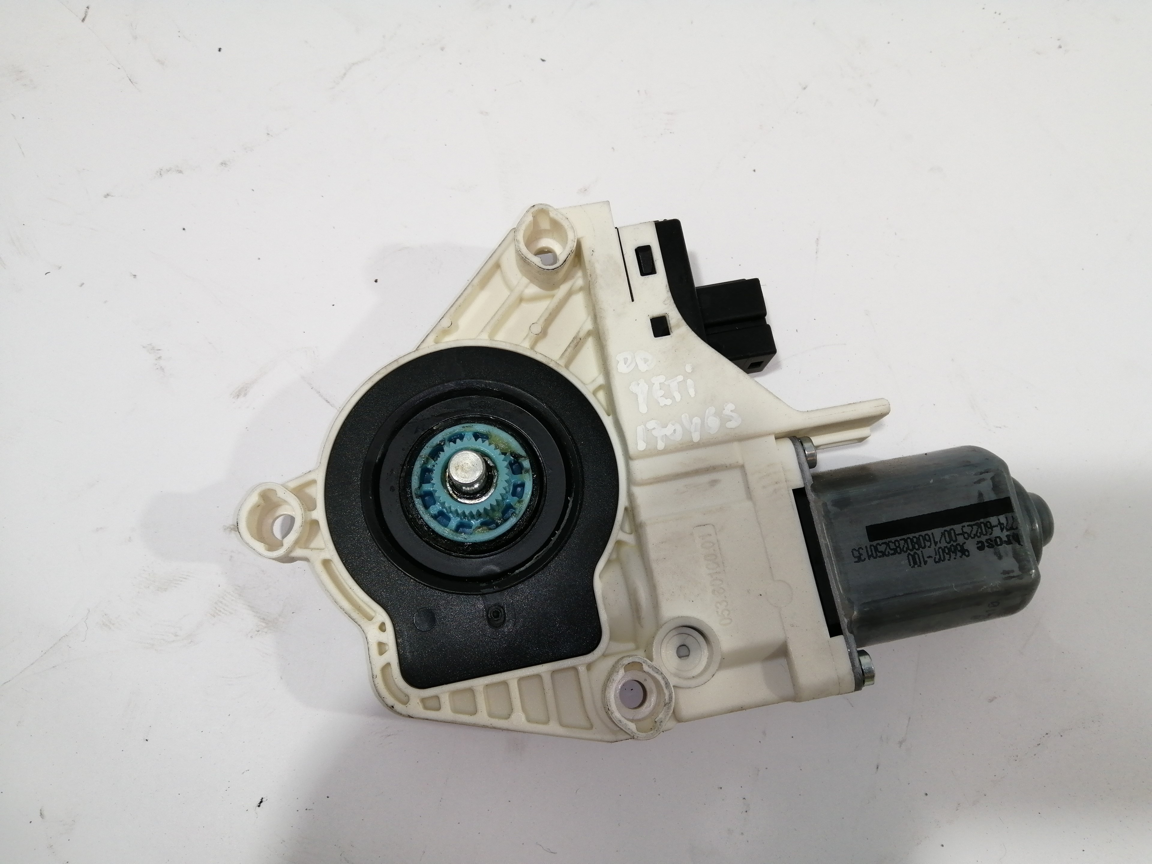 SKODA Yeti 1 generation (2009-2018) Front Right Door Window Control Motor 8K0959812 25202632