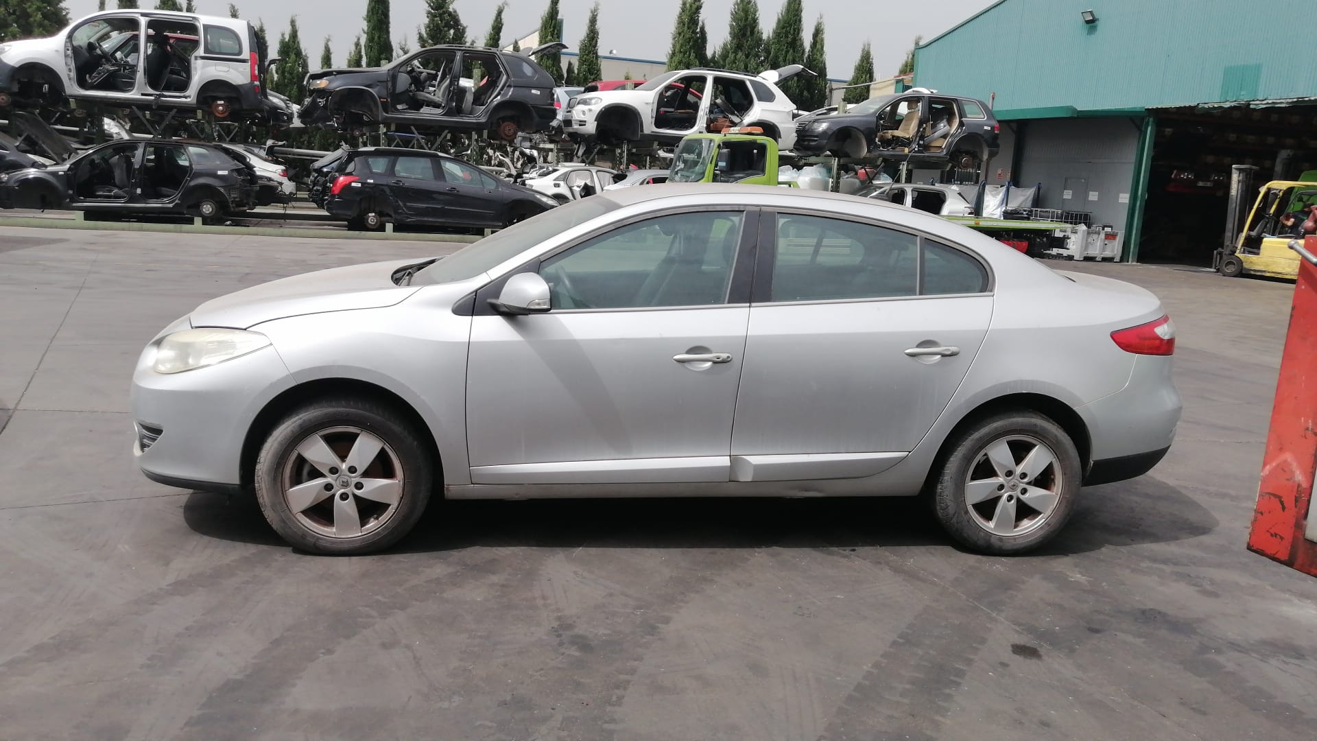 RENAULT Galinių dešinių durų stiklo pakelėjas 827200016R 18671612