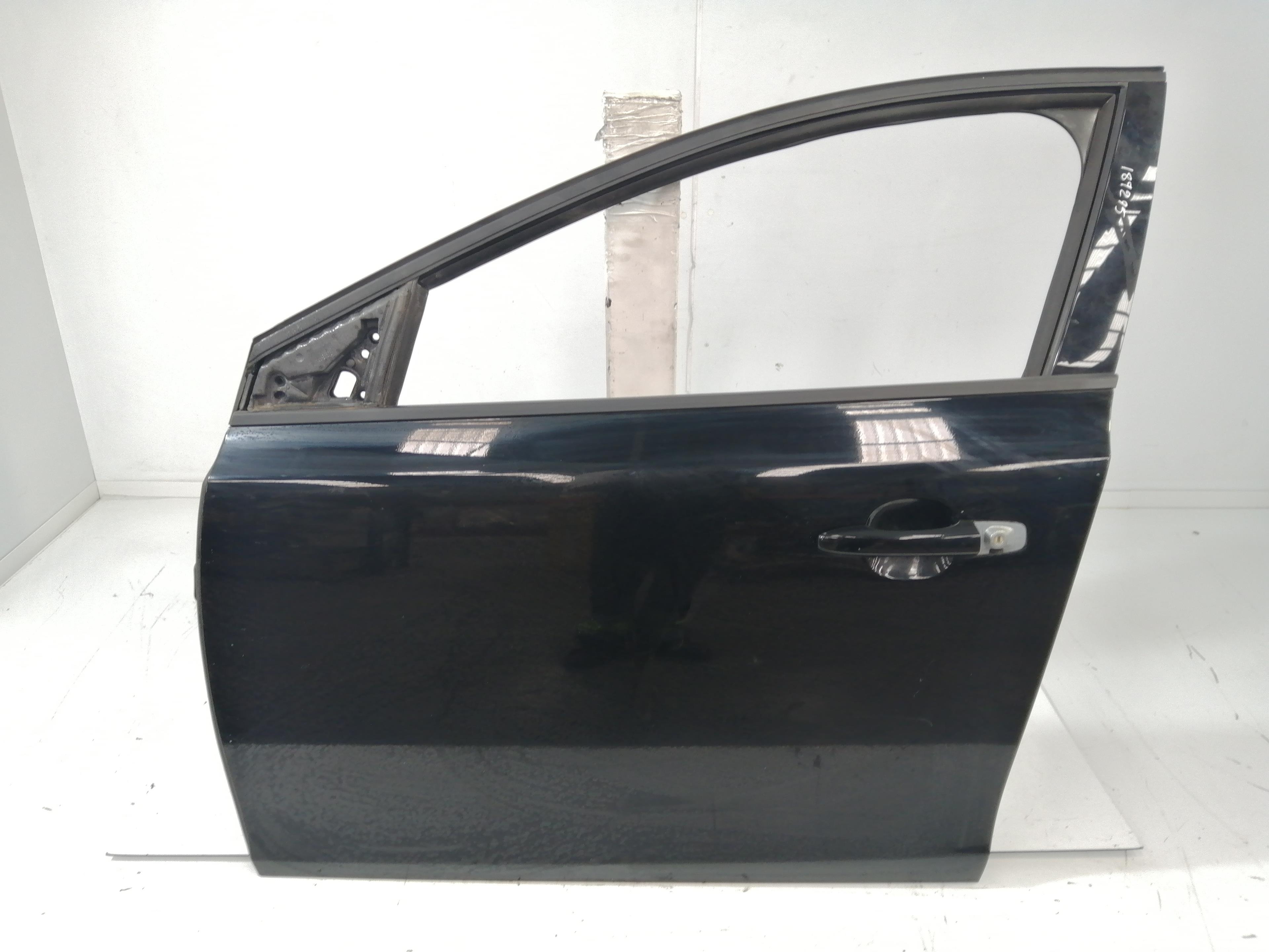 VOLVO V40 2 generation (2012-2020) Porte avant gauche 32321018 25399611