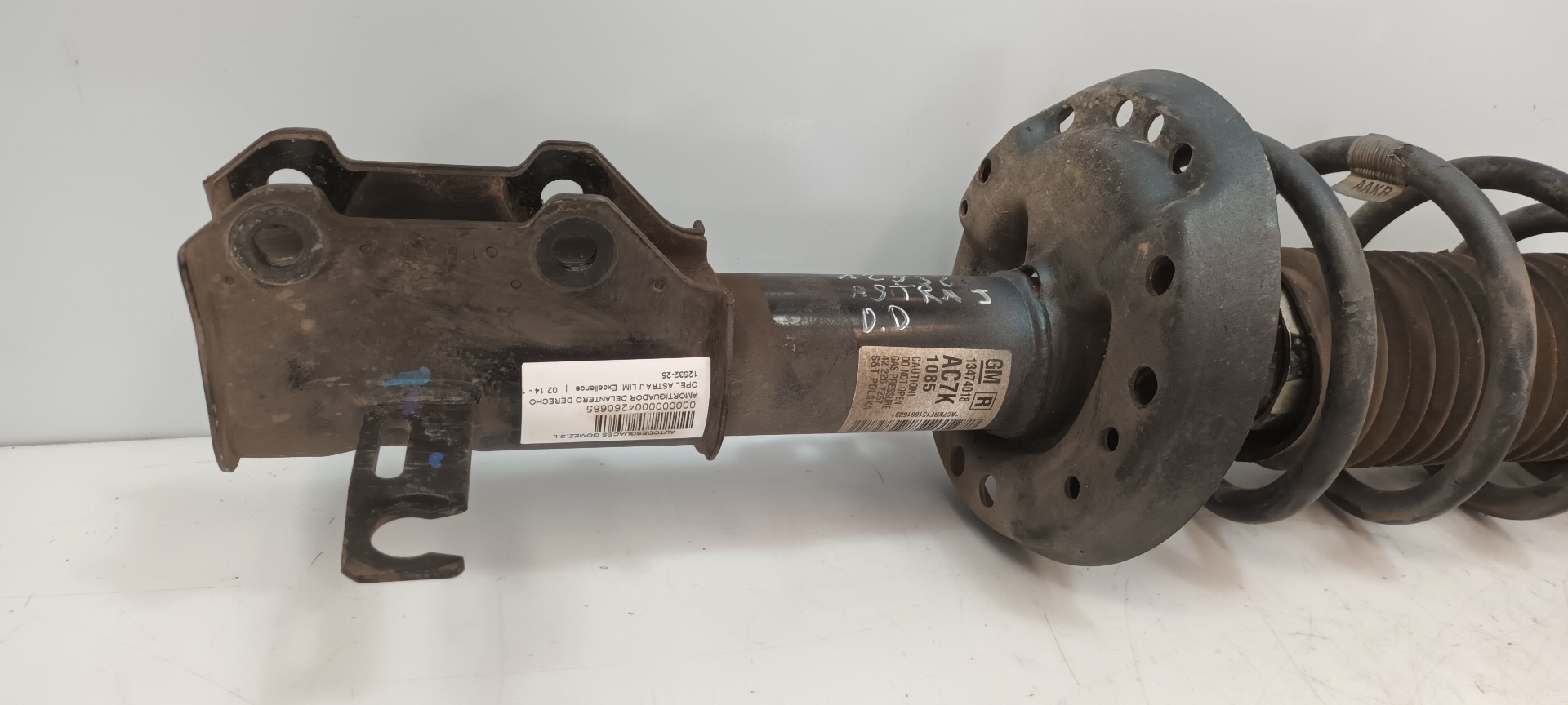 Amortiguador delantero derecho 13474018 de Opel Astra j (p10) 2009-2015