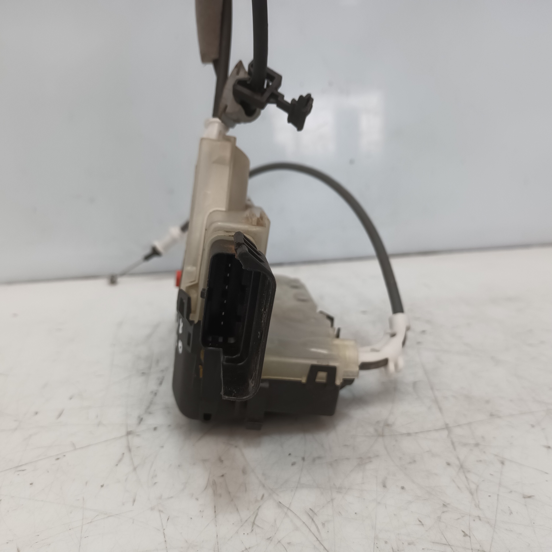Cerradura puerta trasera izquierda 16943628 de Peugeot 3008 2016-2020 - pieza usada