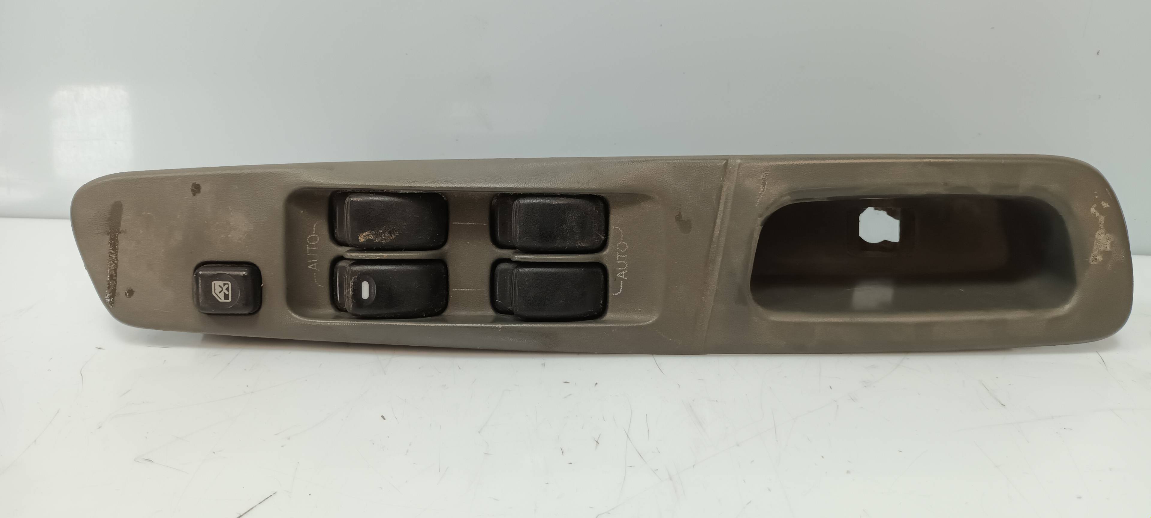 MITSUBISHI Galant 8 generation (1996-2006) Commutateur de fenêtre de porte avant gauche MR252815 25386852