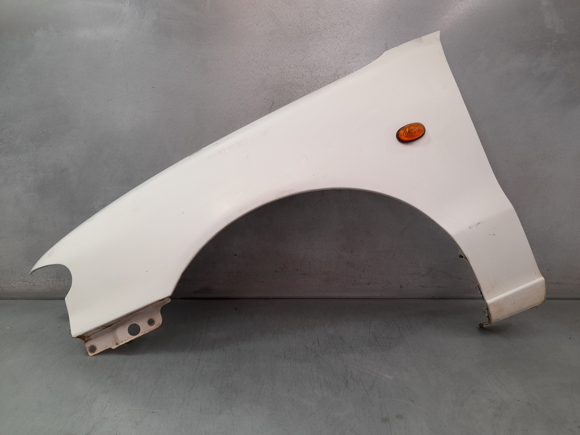 NISSAN Accent X3 (1994-2000) Venstre skjerm foran BLANCO 22349862