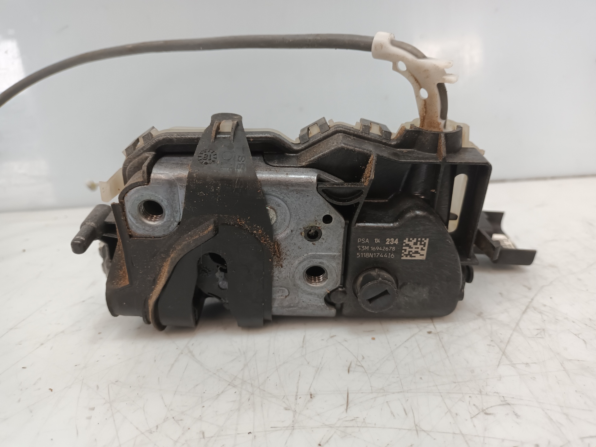 Serrure avant droit 16942678 de Peugeot 3008 2016-2020 - pieza usada