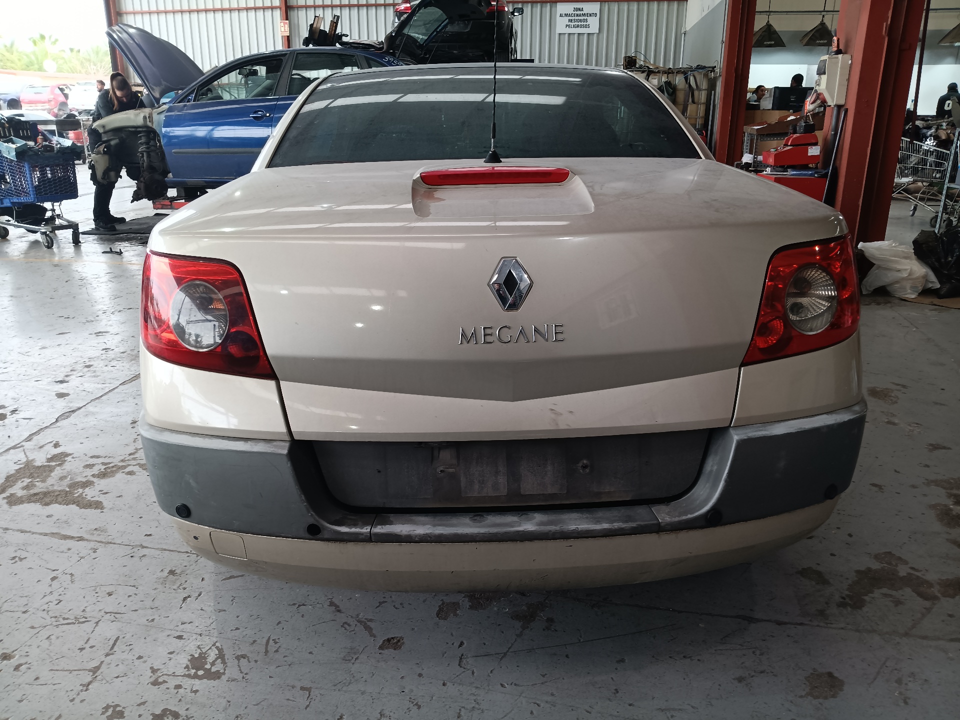 RENAULT Megane 2 generation (2002-2012) Vasen takavalo 8200142688 23467296