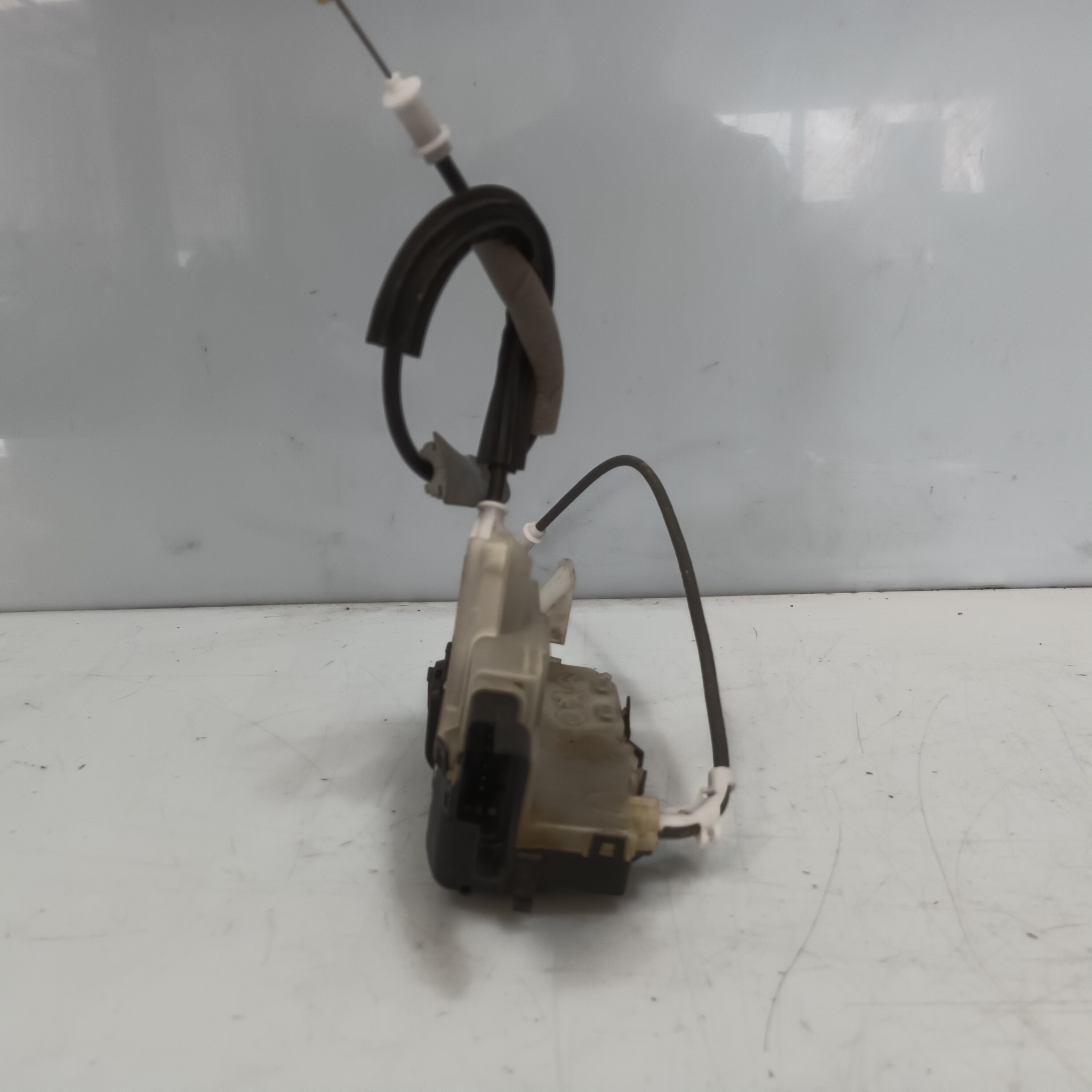 Serrure porte avant gauche 16942676 de Peugeot 3008 2016-2020 - pieza usada