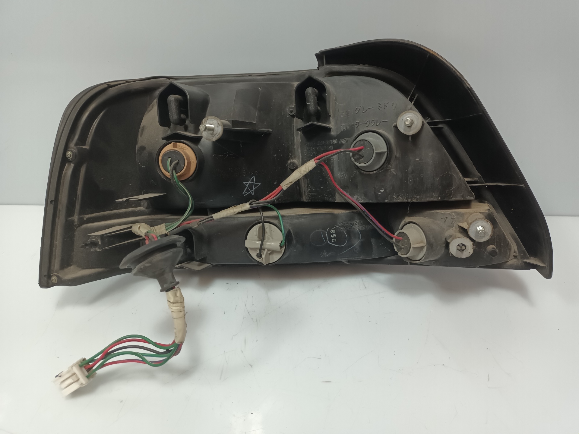 Feu arrière droit 4D68 22087199 de Mitsubishi Galant 1998-2001