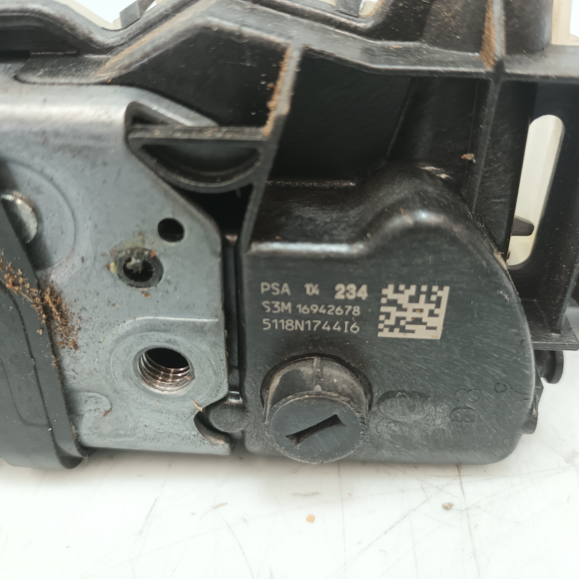 Serrure avant droit 16942678 de Peugeot 3008 2016-2020 - pieza usada