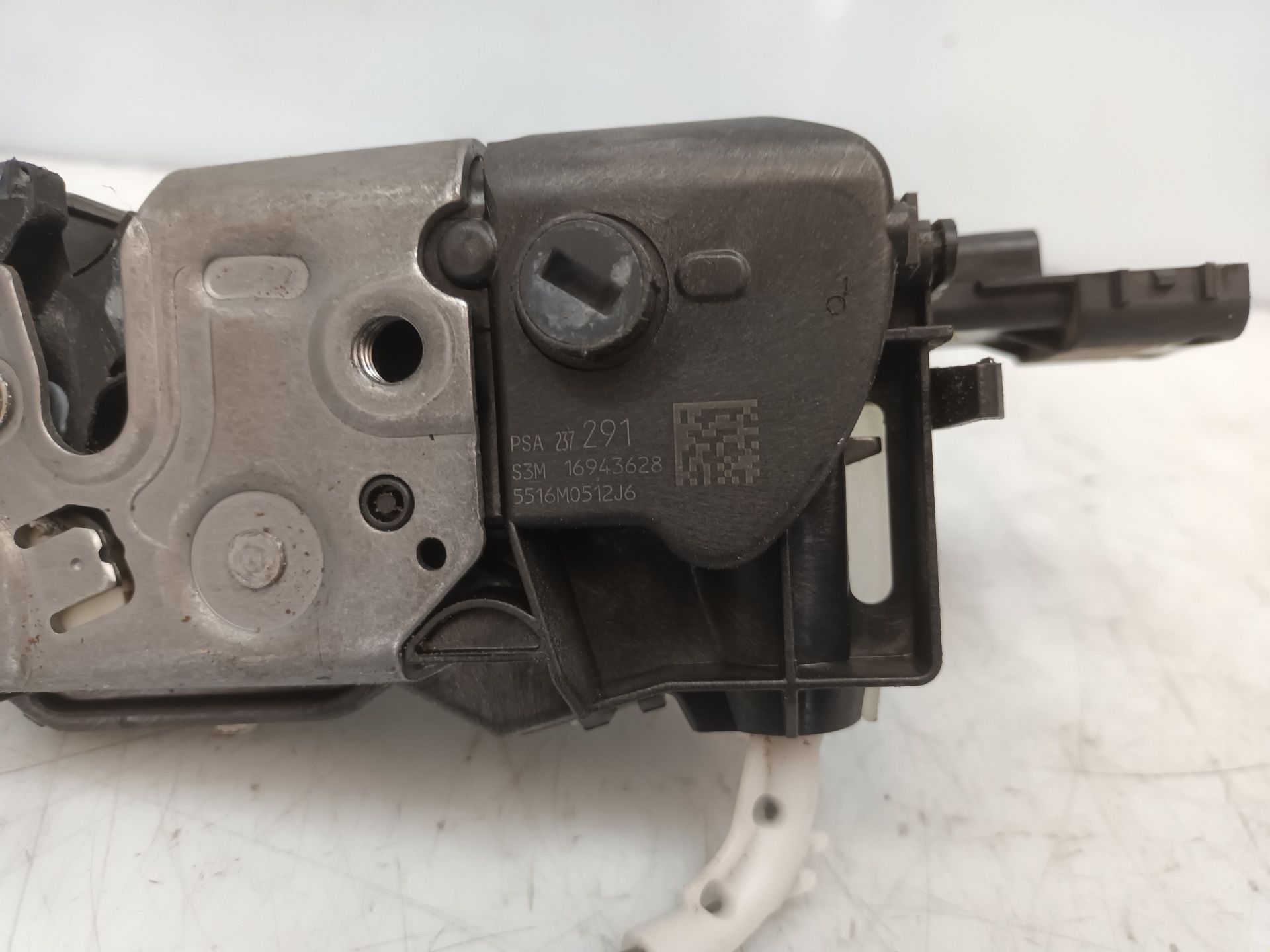 Cerradura puerta trasera izquierda 16943628 de Peugeot 3008 2016-2020 - pieza usada