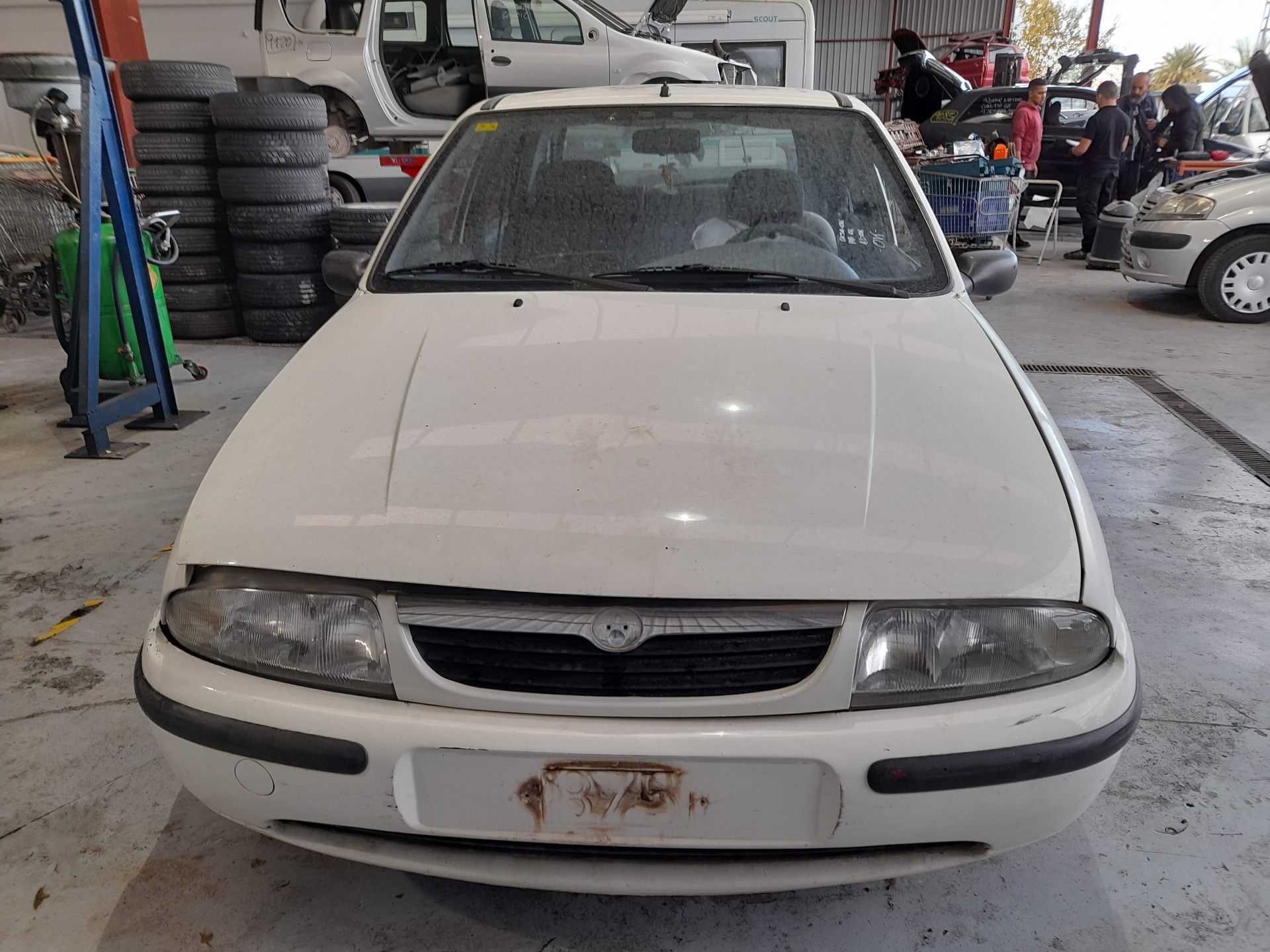 MAZDA 121 3 generation (1996-2000) Venstre foran dør 1E0859020 24110328