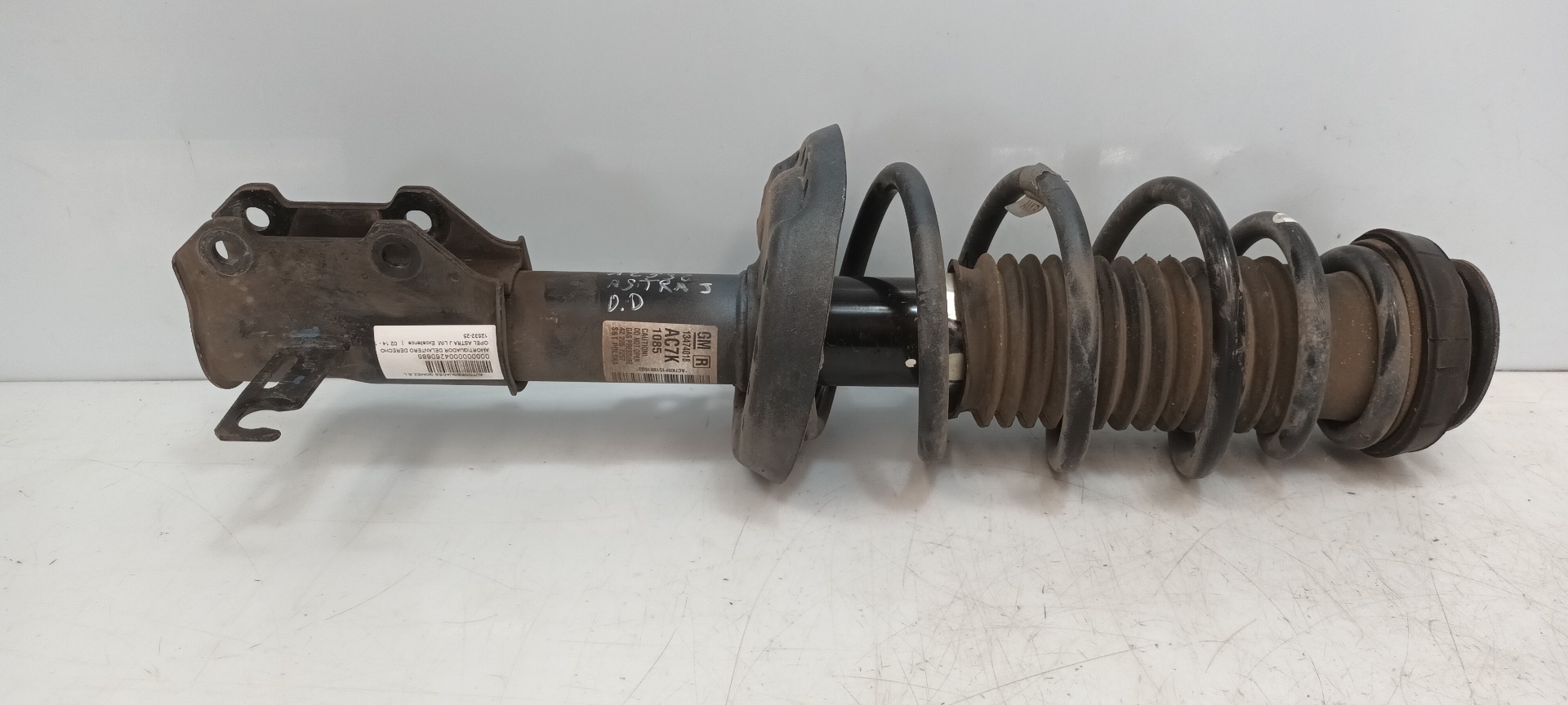 Amortiguador delantero derecho 13474018 de Opel Astra j (p10) 2009-2015 - pieza usada