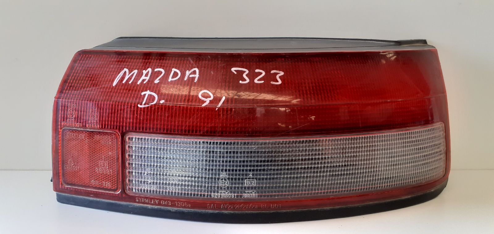 MAZDA 323 BG (1989-1995) Bakre höger bakljuslampa 25254319