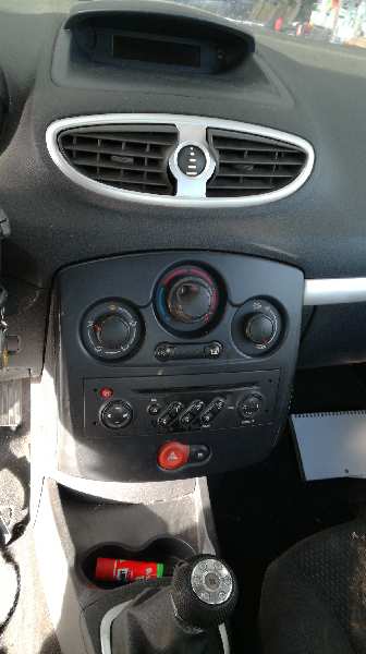 RENAULT Clio 2 generation (1998-2013) Front Left Wheel Hub 8200345944 21999151