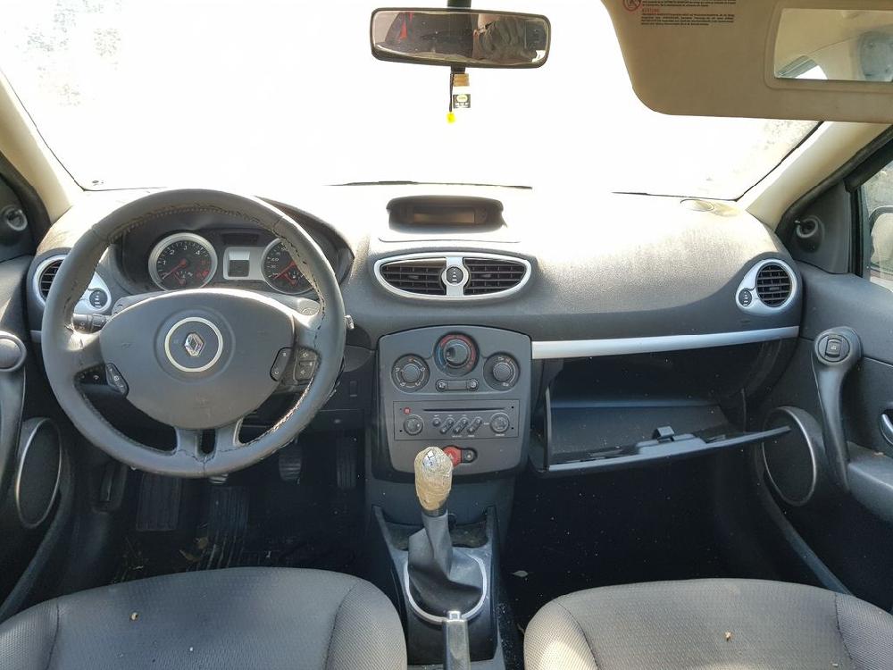 RENAULT Clio 3 generation (2005-2012) Левая противотуманка переднего бампера 8200002469,89201772 23638350