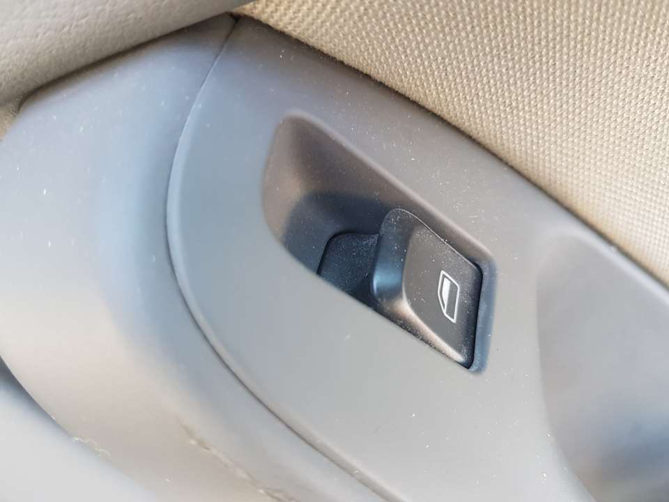 AUDI A4 B8/8K (2011-2016) Galinių dešinių durų langų pakėlimo mygtukas 24487569