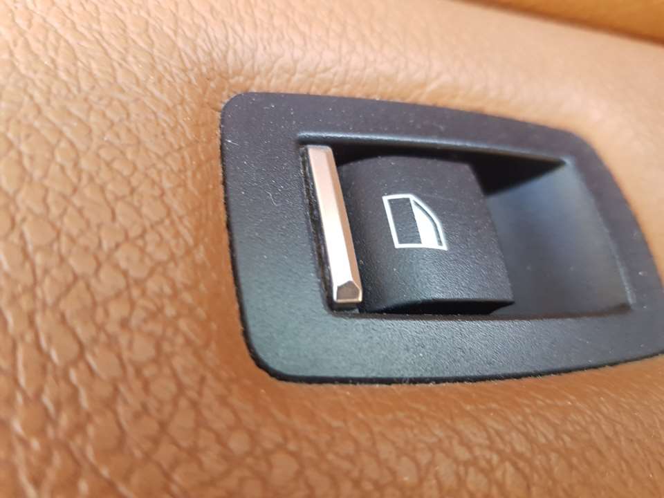 BMW X4 F26 (2014-2018) Galinių dešinių durų langų pakėlimo mygtukas 24347542