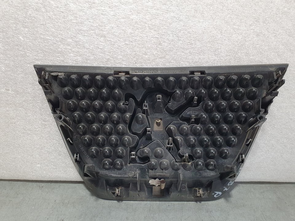 Griglia anteriore 9H05 9685973077 de Peugeot 3008 monospace (0u_) 2009-2016 114 CV - pieza usada