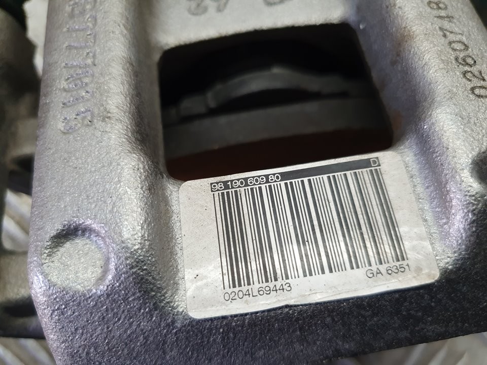 Pinza de freno trasera derecha YH01 9819060980 de Peugeot 5008 ii (mc_, mj_, mr_, m4_) 2018-0 131 CV con 19980 km - pieza usada