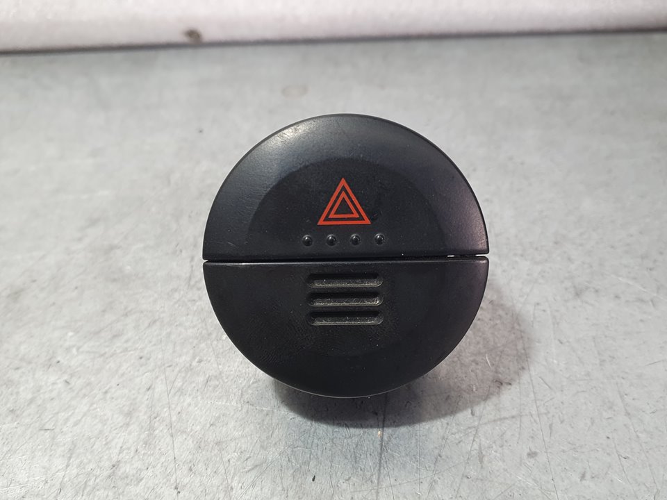 RENAULT X-Trail T30 (2001-2007) Hazard button SINREF 18737506