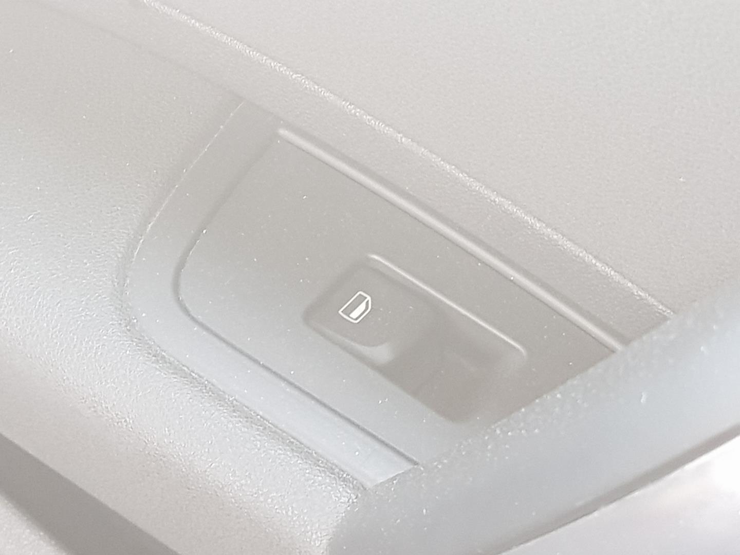 AUDI A1 8X (2010-2020) Galinių dešinių durų langų pakėlimo mygtukas 23621718