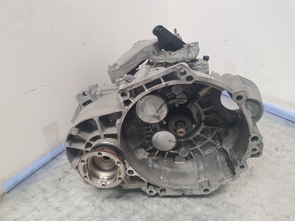 VOLKSWAGEN Passat B7 (2010-2015) Gearbox NFU 20354056