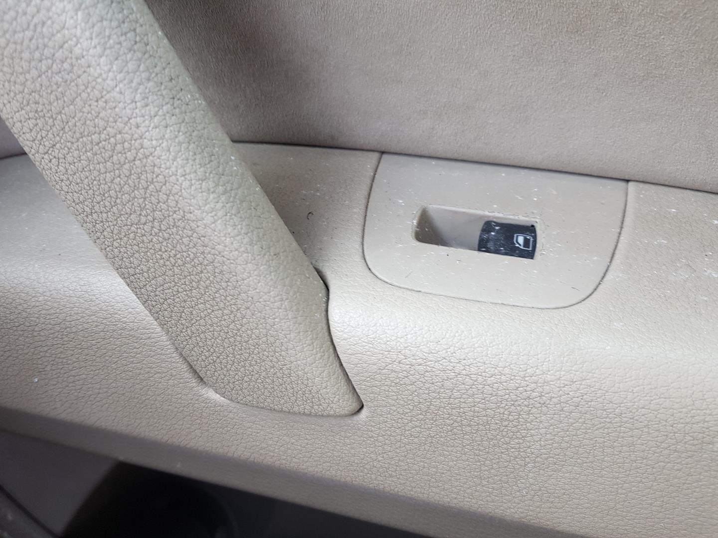 AUDI Q7 4L (2005-2015) Priekinių dešinių durų langų pakėlimo mygtukai 21476585