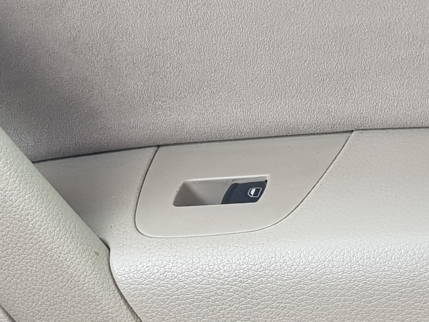 AUDI Q7 4L (2005-2015) Priekinių dešinių durų langų pakėlimo mygtukai 21476587