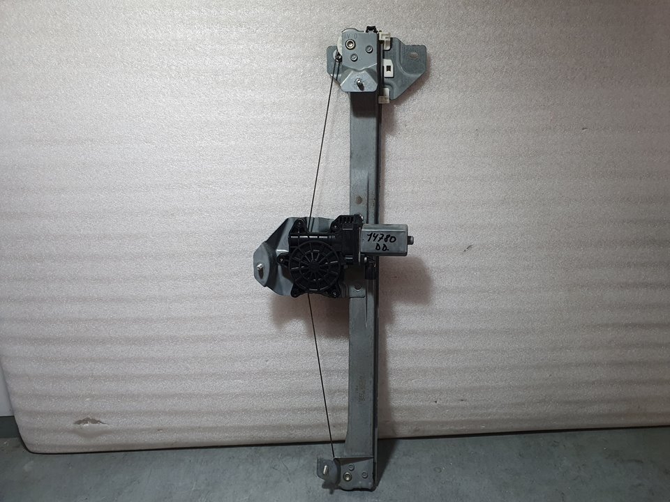 DACIA Duster 1 generation (2010-2017) Vindusregulator foran høyre dør 807209071R 18749991