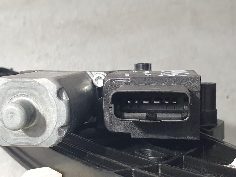Alzacristalli posteriore sinistro YH01 9830389080 de Peugeot 3008 suv (mc_, mr_, mj_, m4_) 2016-0 131 CV con 96206 km - pieza usada
