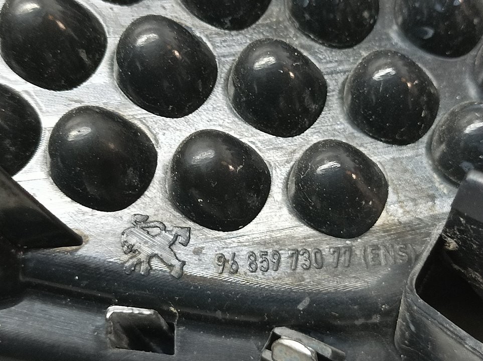 Kühlergrill 9H05 9685973077 de Peugeot 3008 monospace (0u_) 2009-2016 112 CV - pieza usada