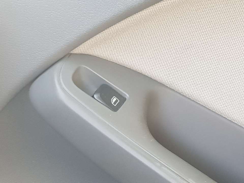 AUDI A4 B8/8K (2011-2016) Priekinių dešinių durų langų pakėlimo mygtukai 24487625
