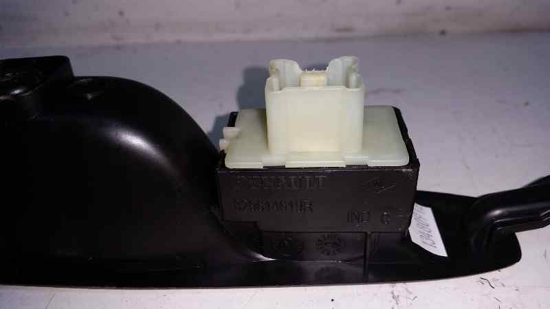 RENAULT Clio 3 generation (2005-2012) Comutator de control geam ușă  dreapta spate 829614619R 18546055