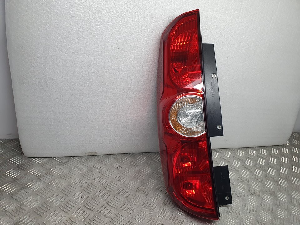 Feu arrière gauche 330A1000 00519248460 de Opel Combo tour (x12) 2012-2018 95 CV con 99570 km - pieza usada