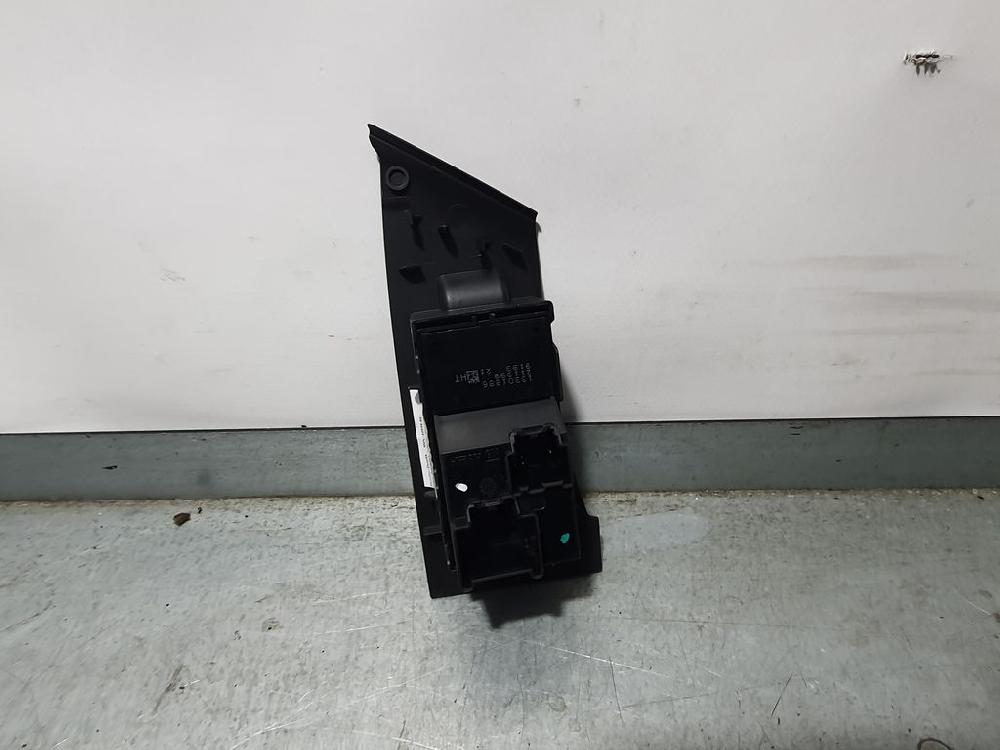 OPEL Astra J (2009-2020) Front Right Door Window Switch 13301886,211399 18689758