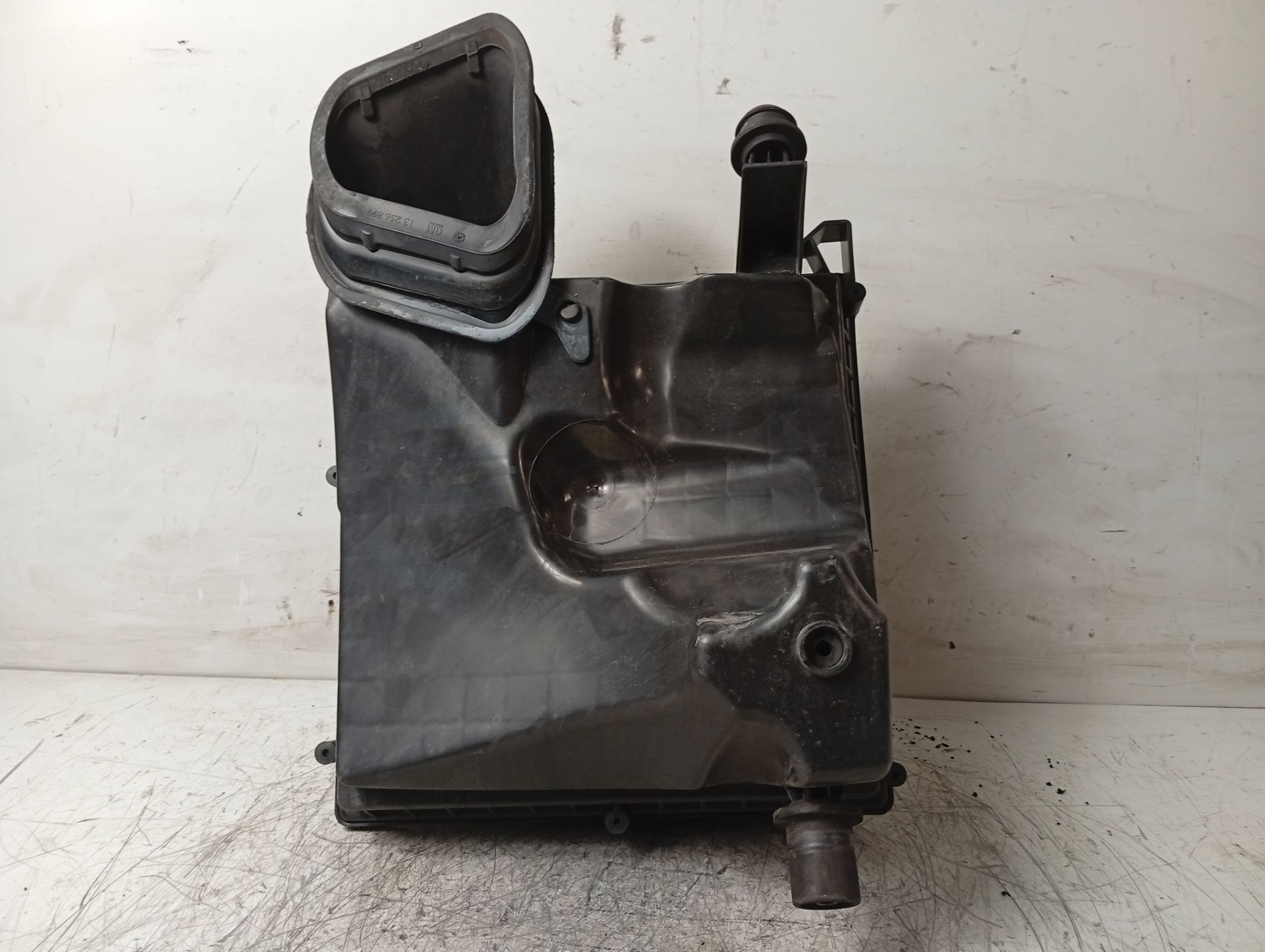 Filtro de aire A20DT 13311896 de Opel Zafira 2010-2013 con 129000 km