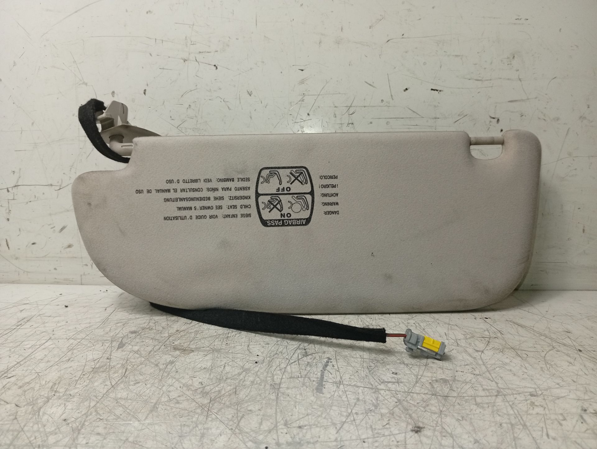 Sun visor rh 8143HH de Peugeot 307 cc (3b) 2005-2009 - pieza usada