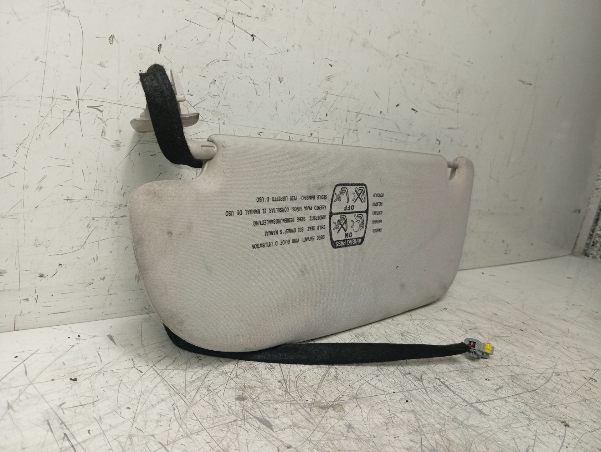 Sun visor rh 8143HH de Peugeot 307 cc (3b) 2005-2009 - pieza usada