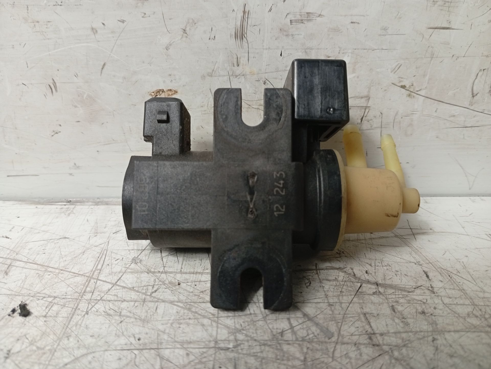 Válvula de aire adicional A20DT 55566898 de Opel Zafira 2010-2013 con 129000 km - pieza usada